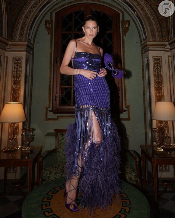 Plumas e brilho se combinaram no look roxo usado por Helena Bordon em baile de Lalá Rudge: o vestido é da marca The Attico