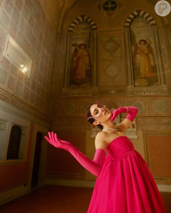 Rosa vibrante foi escolhido por Eliza Zazur para look marcante no baile de máscaras de Lalá Rudge