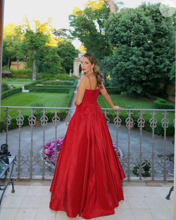 Longo vermelho de Lele Saddi para baile de Lala Rudge na Itália é da Dolce e Gabbana