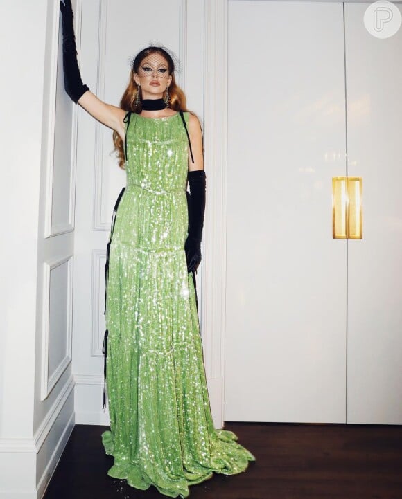 Marina Ruy Barbosa combinou luvas de veludo longas com vestido verde claro