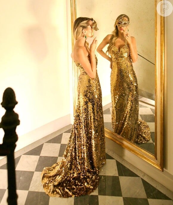 Dourado e brilho se combinaram no longo usado por Le Silvarolli no baile de Lalá Rudge