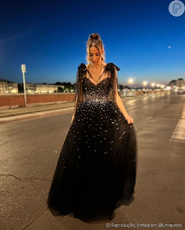 Vestido preto com cintura marcada com cristais foi escolhido por Luma Costa para baile de luxo