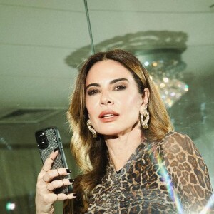 Luciana Gimenez malha desde nova e trabalha como modelo desde os 14 anos