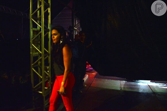 Letícia Lima, do Porta dos Fundos, assiste a show de Ana Carolina, no Recife, do palco