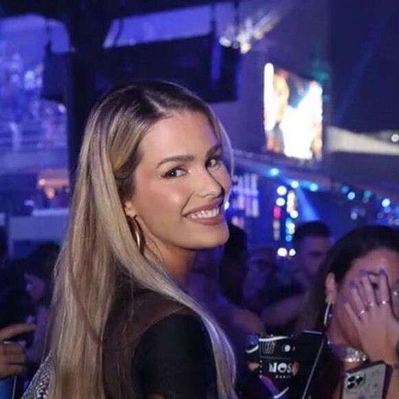 No Carnaval, Yasmin Brunet também optou por um look sem calcinha em um camarote na Sapucaí