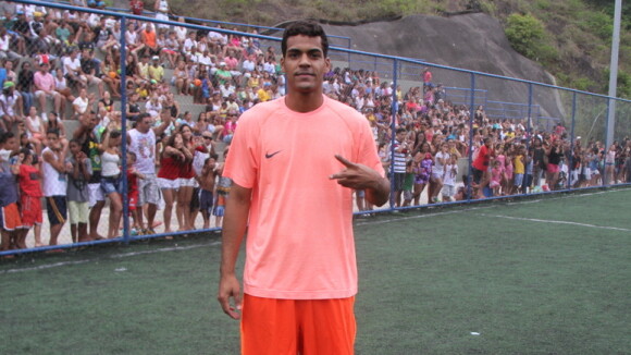 Marcello Melo Jr. e Thiago Martins comandam futebol beneficente no Vidigal