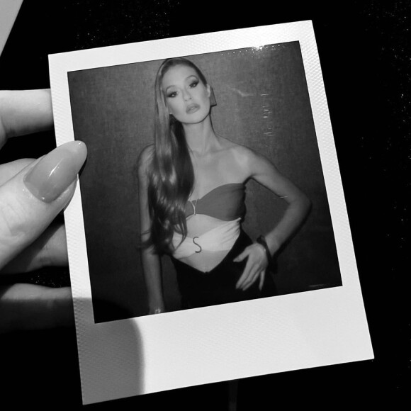 Marina Ruy Barbosa mostra foto com detalhes de look sexy em evento de beleza