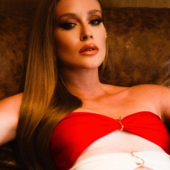 Detalhes do macacão usado por Marina Ruy Barbosa: peça tem recortes na barriga e busto