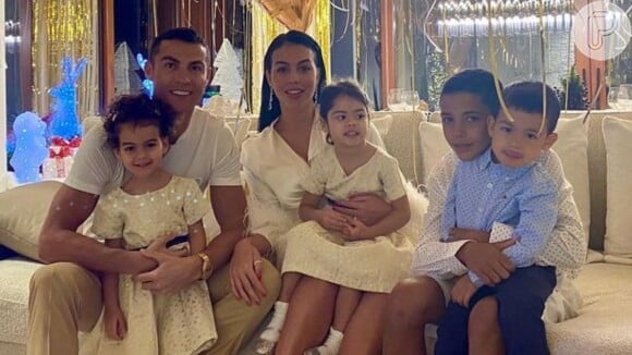 Família de Cristiano Ronaldo comemora aniversário de gêmeos sem o jogador