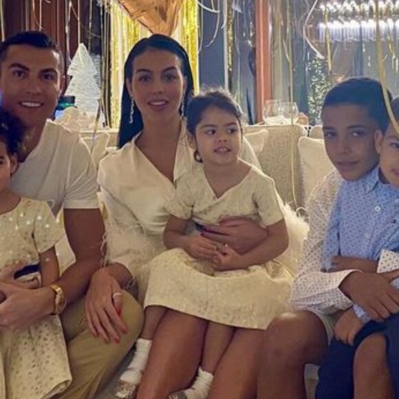 Família de Cristiano Ronaldo comemora aniversário de gêmeos sem o jogador