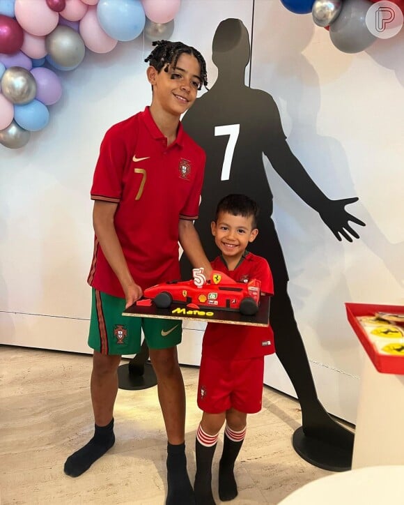 Família de Cristiano Ronaldo decidiu colocar um banner do jogador na festa