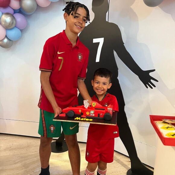 Família de Cristiano Ronaldo decidiu colocar um banner do jogador na festa