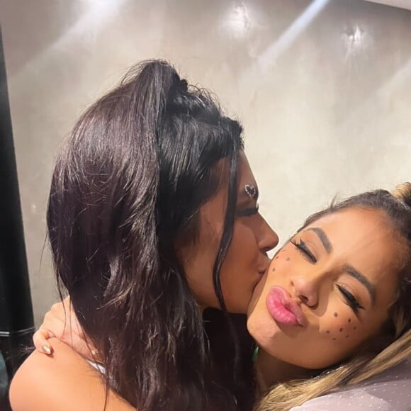 Lexa e Pocah trocam beijinho na festa junina de Anitta