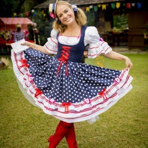 Vestido de festa junina típico em azul e vermelho foi combinado com botas vermelhas de Angélica