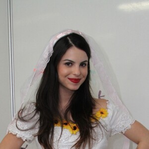O vestido de noiva junina de Sthefany Brito tinha aplicações de girassóis