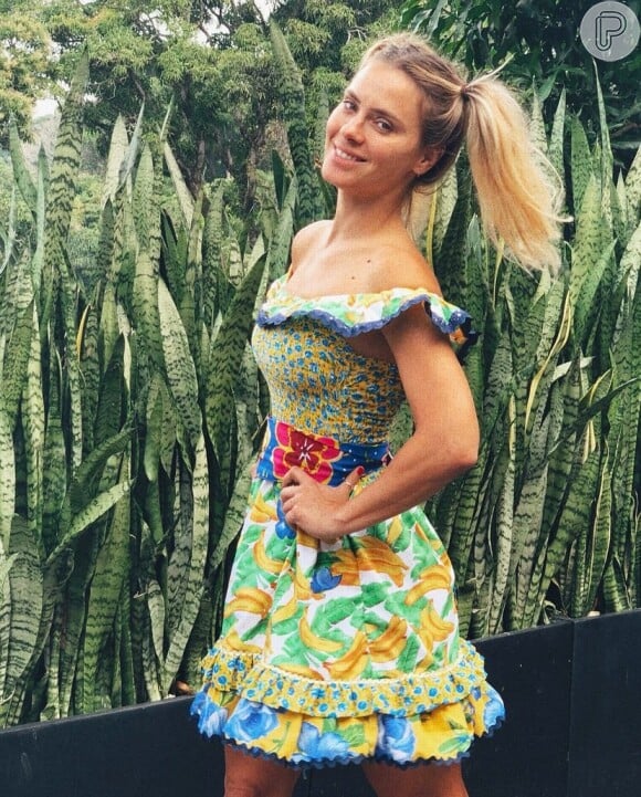 Look com mix de estampas na festa junina: o outfit de Carolina Dieckmann é criativo