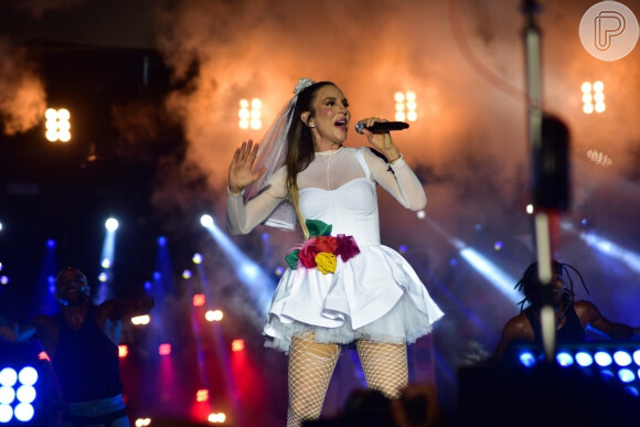 A cantora Ivete Sangalo é apaixonada por festa junina e já surgiu de noiva no palco de show
