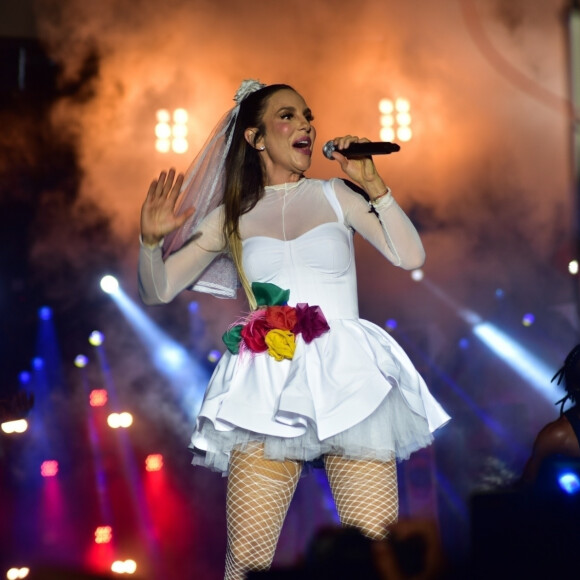 A cantora Ivete Sangalo é apaixonada por festa junina e já surgiu de noiva no palco de show