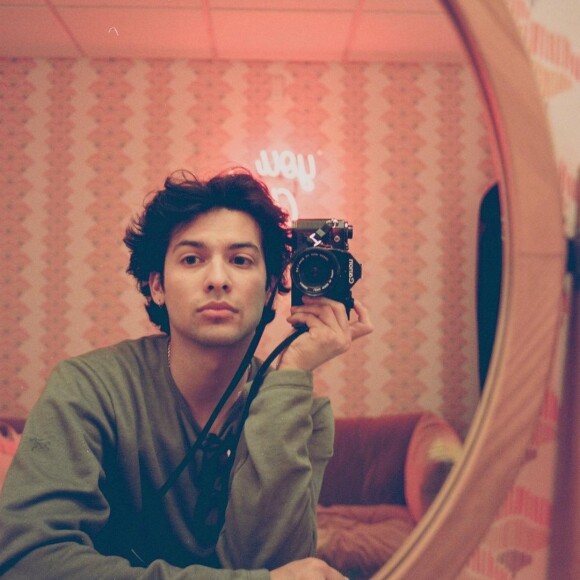 Recentemente, imagens de Xolo Maridueña vestido como o herói vazaram nas redes sociais