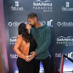 Grávida de 6 meses, Viviane Araujo beija o marido, Guilherme Militão, em show de Fábio Jr. 