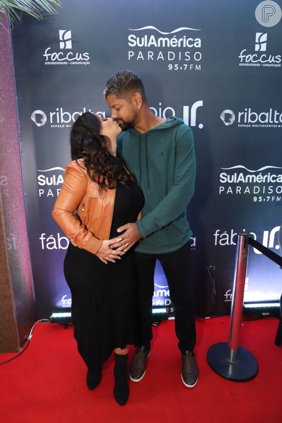 Grávida de 6 meses, Viviane Araujo beija o marido, Guilherme Militão, em show de Fábio Jr. 