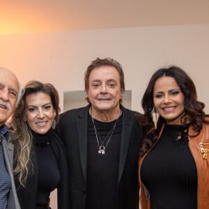 GrávidaViviane Araujo posa com Ary Fontoura, Fábio Jr. e a esposa, Fernanda Pascucci, nos bastidores de show no Rio de Janeiro