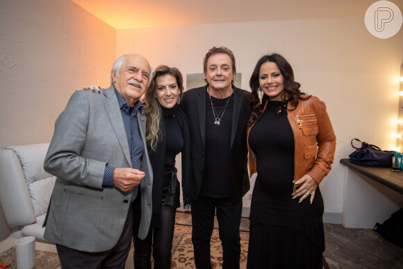 GrávidaViviane Araujo posa com Ary Fontoura, Fábio Jr. e a esposa, Fernanda Pascucci, nos bastidores de show no Rio de Janeiro