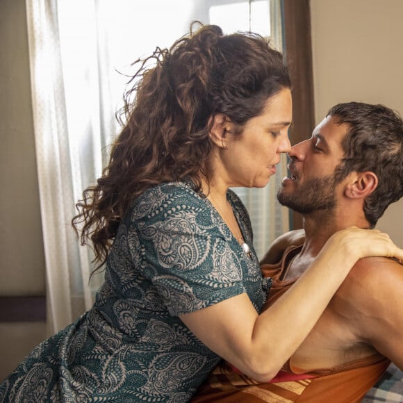 Novela 'Pantanal': Maria Bruaca (Isabel Teixeira) já traiu o marido com Levi (Leandro Lima)