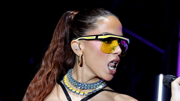 Anitta divide opiniões ao protagonizar bate-boca com fã: 'Chata pra c*'