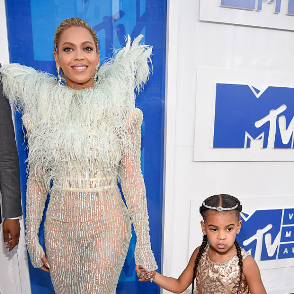 Já com mais idade, Blue Ivy passou a acompanhar a mãe em premiações