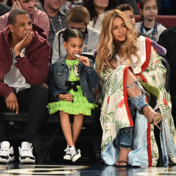 Aos 5, Blue Ivy roubou a cena em um jogo de basquete com os pais