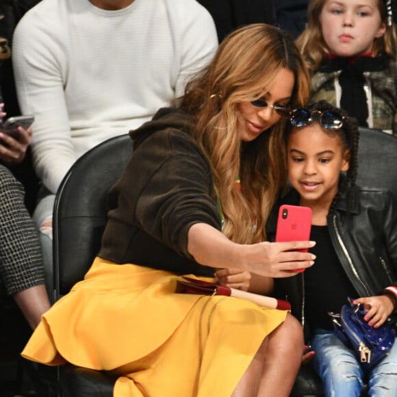 Blue Ivy sempre atrai todos os olhares por onde vai