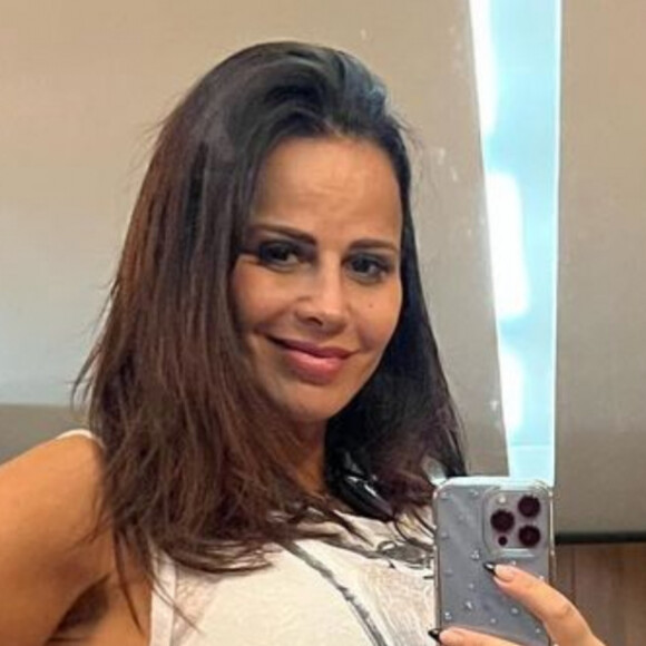 Grávida de 6 meses, Viviane Araújo procura tratamento com fisioterapeuta 
 