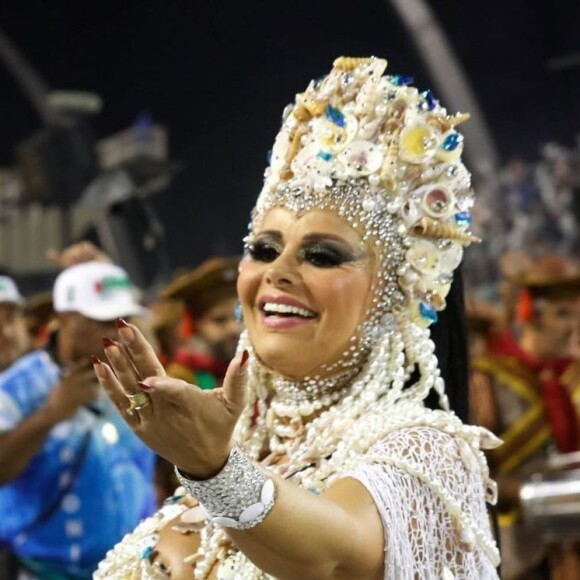 Viviane Araújo se emocionou ao desfilar grávida