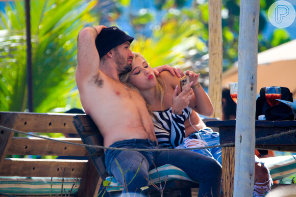 Diego Hypolito e Rafaela foram em clima de intimidade em uma praia no Rio de Janeiro