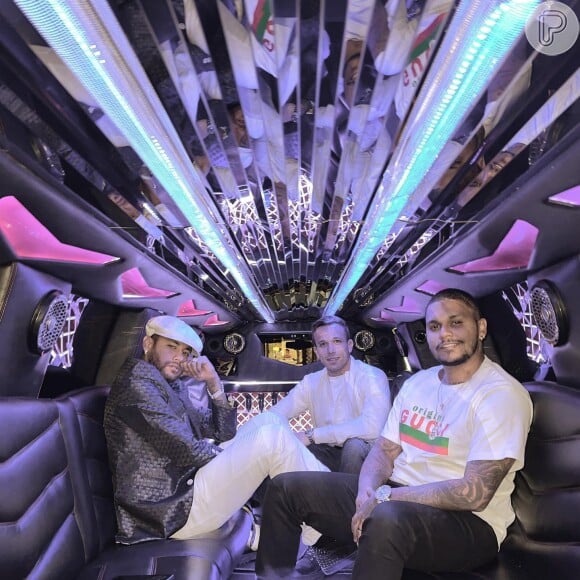 Neymar também posou com amigos no carro de luxo