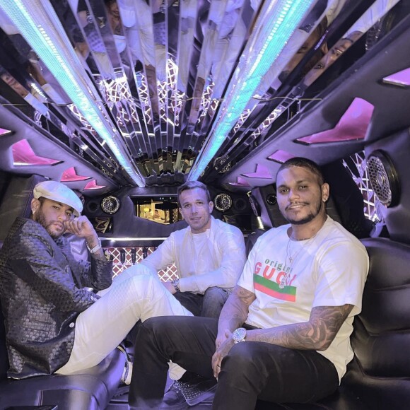 Neymar também posou com amigos no carro de luxo