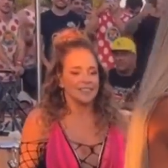 Daniela Mercury dispara olhares, no mínimo, sugestivos para Brunna Gonçalves 