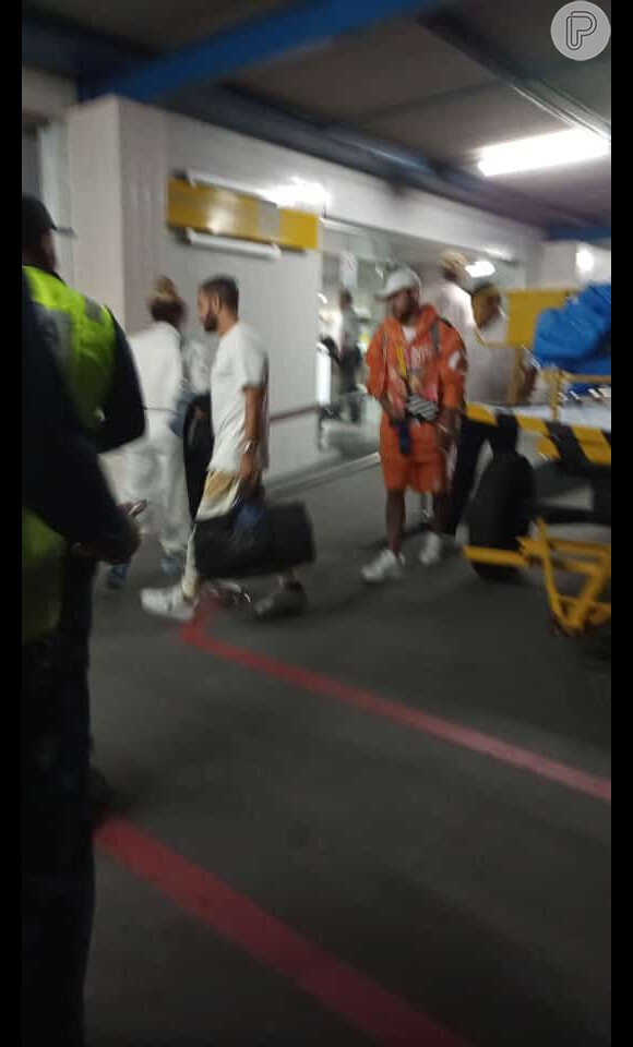 Neymar foi fotografado no aeroporto de Boa Vista após pouso de emergência
