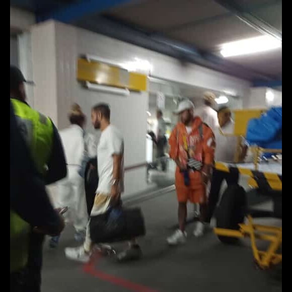 Neymar foi fotografado no aeroporto de Boa Vista após pouso de emergência