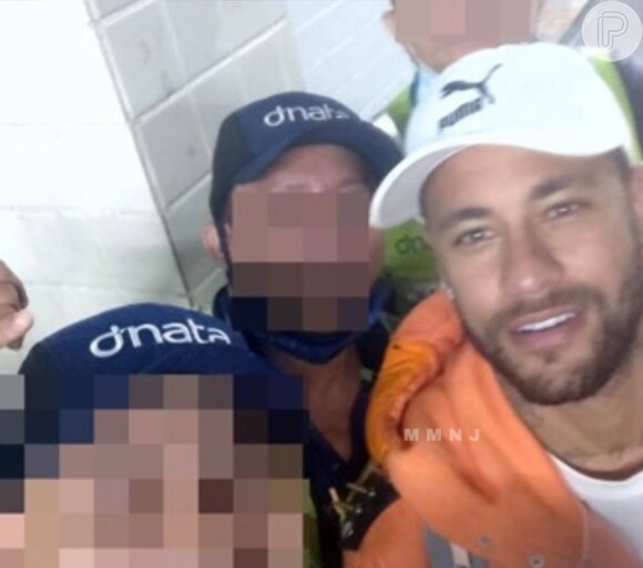 Apesar do susto, Neymar foi simpático e atendeu a pedidos de fotos de fãs no aeroporto de Boa Vista