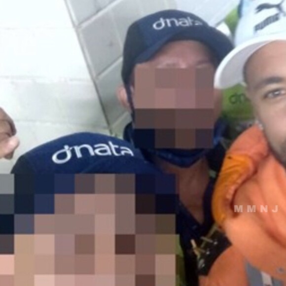 Apesar do susto, Neymar foi simpático e atendeu a pedidos de fotos de fãs no aeroporto de Boa Vista