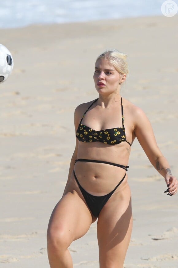 Luisa Sonza exibe corpo torneado ao jogar altinha em praia