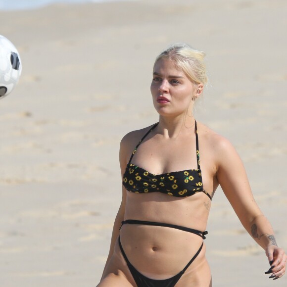 Luisa Sonza exibe corpo torneado ao jogar altinha em praia