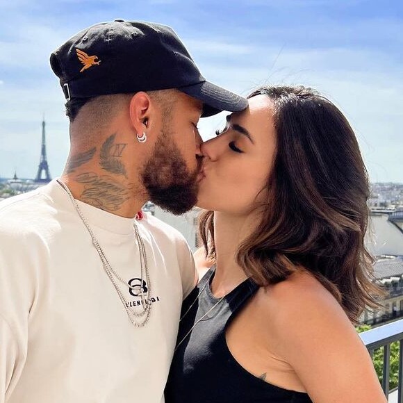 Neymar e a namorada, Bruna Biancardi, enfrentaram susto com pouso forçado de avião em junho de 2022