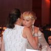 Xuxa cumprimenta a ex-sogra, Beth Szafir, mãe de Luciano Szafir