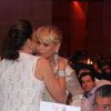 Xuxa cumprimenta a ex-sogra, Beth Szafir, mãe de Luciano Szafir
