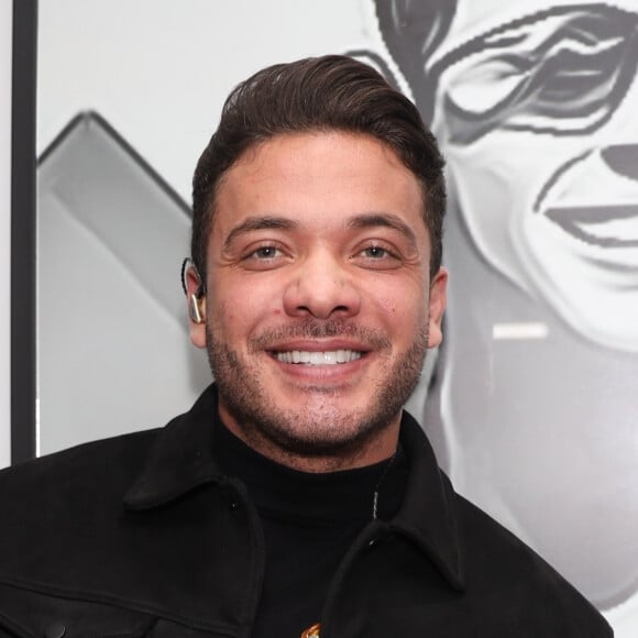 Com fortes dores, Wesley Safadão precisou ser amparado pela esposa para conseguir subir no jatinho