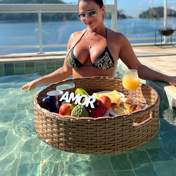 Grávida, Viviane Araujo está amando o novo corpo: 'O corpo da gente muda, mas é uma mudança linda, incrível'