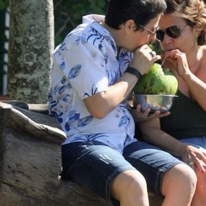 Claudia Rodrigues e a namorada, Adriane Bonato, namoraram na beira da Lagoa Rodrigo de Freitas, no Rio